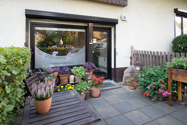 Schaufenster des Mandaya Studios mit Blumen